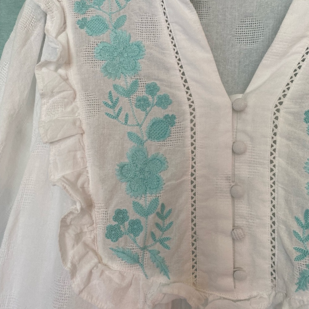 Crown and ivy Nwot embroidered top